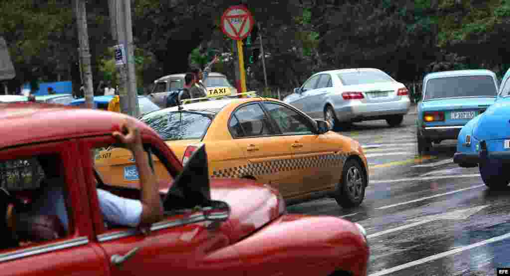 En Cuba también existen una empresa de taxis que cobran en pesos cubanos (que seguirán en manos del Estado) y taxis privados, generalmente viejos autos estadounidenses de los años 40 y 50, llamados &quot;almendrones&quot;.