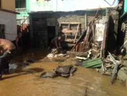 Una imagen de otro de los locales afectados cuando aun no habían bajado las aguas en la zona próxima al litoral de Baracoa (Foto: Radio Baracoa).