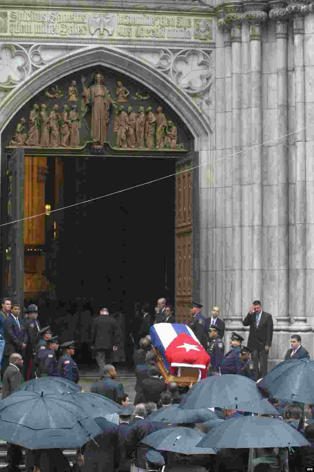 El f&eacute;retro con los restos de la artista cubana Celia Cruz a su llegada a la catedral de St. Patrick, en Nueva York, para darle un &uacute;ltimo adios, el 22 de julio de 2003.