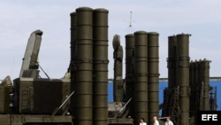Sistema de misiles antiaéreo, S-300 (d) y S-400 (i).