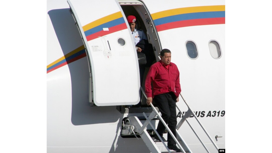 ARCHIVO. El presidente de Venezuela, Hugo Chávez, desciende de su avión.