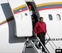 ARCHIVO. El presidente de Venezuela, Hugo Chávez, desciende de su avión.