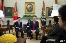 En la Oficina Oval de la Casa Blanca, el presidente Trump recibe a desertores norcoreanos.