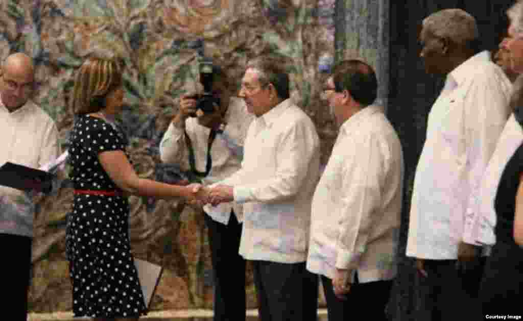 Josefina Vidal saluda a Raúl Castro el 23 de julio del 2017