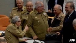 Manuel Marrero (primero de der a izq.) tras ser nombrado primer ministro de Cuba. YAMIL LAGE / AFP