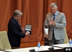 Guterres recibe la medalla por el 70 aniversario de la Cepal, junto al gobernante cubano, Miguel Díaz-Canel.