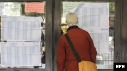 Comenzaron las elecciones en Argentina. Un votante consulta las listas del censo antes de jercer su derecho al sufragio. 