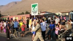  Docenas de personas participan en una evacuación por alerta de tsunami en la ciudad de Iquique.