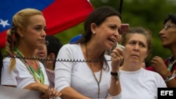 La dirigente opositora María Corina Machado (c), junto a un grupo de manifestantes opositores al gobierno del presidente venezolano Nicolás Maduro.