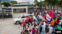El presidente de Venezuela, Nicolás Maduro, maneja una camioneta en su retirada luego de ejercer su derecho al voto en su centro de votación en un colegio del oeste de la ciudad, hoy 28 de junio del 2015 en la ciudad de Caracas (Venezuela). 