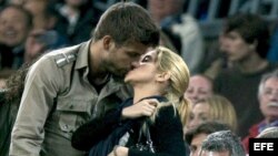 B95. BARCELONA, 23/04/2011.- El defensa del FC Barcelona Gerard Piqué (i) se besa con su novia, la cantante colombiana Shakira, durante el partido, correspondiente a la trigésima tercera jornada del Campeonato Nacional de Liga de Primera División, que ha 