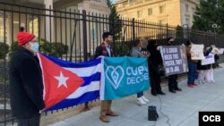 Cubanos protestan frente a la Embajada de Cuba en Washington, DC.
