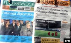 Ejemplares del diario El Observador (i) y La República (d), con la noticia del desliz del presidente uruguayo.