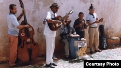 Con 9.000 músicos sobrantes en las empresas artísticas de Cuba, muchos tendrán que volver a pasar el sombrero.