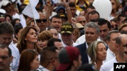 El presidente colombiano Ivan Duque participa este domingo en una marcha contra la violencia tras el ataque con coche bomba en Bogotá. 