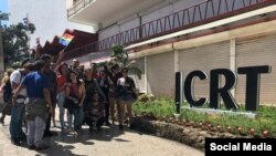 Frente al ICRT en La Habana