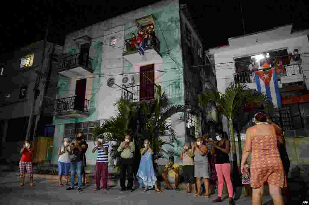 Vecinos de un barrio habanero aplauden el 30 de marzo a m&#233;dicos y enfermeras que combaten el coronavirus en la capital de Cuba (Foto: Yamil Lage/AFP).