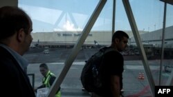Pasajeros en el aeropuerto internacional de Ciudad México.