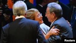 Bachelet y Raúl Castro en una reunión en La Habana el 29 de enero de 2014. REUTERS/Adalberto Roque/Pool