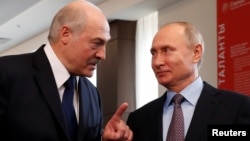 Alexander Lukashenko, que busca contrarrestar las protestas tras la relección catalogada de fraudulenta, es un aliado de Rusia. Desde que comenzó la crisis el pasado 9 de agosto de 2020, suele conversar con frecuencia con el presidente Vladimir Putin.