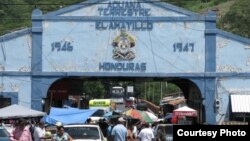 En el paso de El Amatillo, entre Honduras y El Salvador, detienen a menudo a cubanos sin documentos.