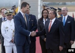 El príncipe Felipe de Borbón (2i) saluda al presidente hondureño saliente, Porfirio Lobo (2d), a su llegada.