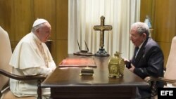 El papa Francisco recibió a Raúl Castro en el Vaticano.