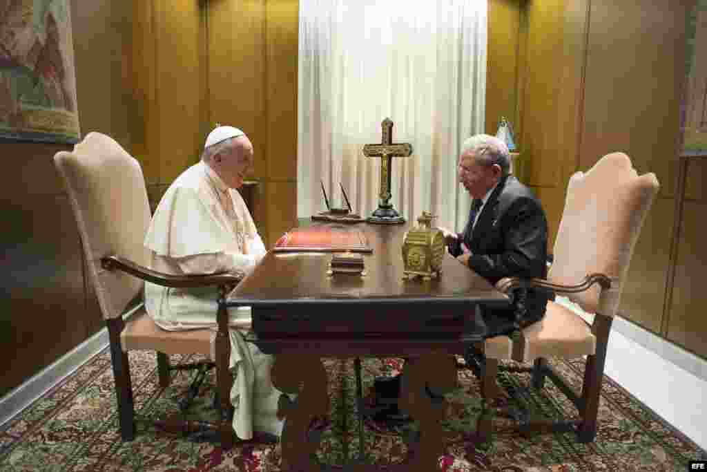 El papa Francisco recibió a Raúl Castro en el Vaticano.