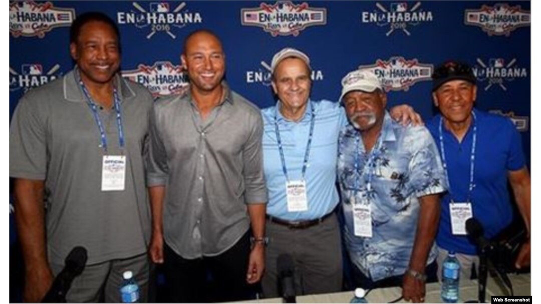 Dave Winfield, Derek Jeter, Joe Torre, Luis Tiant y José Cardenal (i-d), integrantes de la delegación de MLB que viajó a La Habana para ver el juego Rays vs. Cuba.