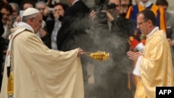 El papa Francisco en la ordenación de Giampiero Gloder como arzobispo en octubre de 2014. AFP PHOTO / ANDREAS SOLARO