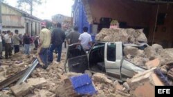 Fotografía cedida por la Coordinadora Nacional para la Reducción de Desastres (Conred) muestra los daños dejados por el sismo de 7,2 en la escala abierta de Richter en una calle de San Marcos (Guatemala).