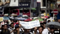 Miles de manifestantes protestan en contra de una nueva asignatura de patriotismo en los colegios en Hong Kong , China, este domingo 29 de julio de 2012. 