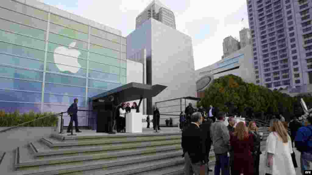 Vista del exterior del centro de arte Yerba Buena de San Francisco, Estados Unidos donde el gigante tecnológico Apple presenta su reloj de pulsera inteligente Apple Watch.