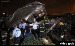 Bomberos y policías tratan de rescatar a los sobrevivientes del desastre del tren 188 Washington-Nueva York.