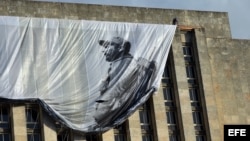 Un obrero despliega un lienzo con la imagen del fallecido líder cubano Fidel Castro en la Plaza de la Revolución .