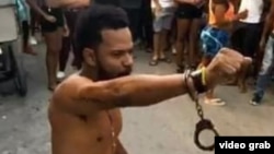 Maykel Castillo "El Osorbo", rapero y activista del Movimiento San Isidro, poco después de que sus vecinos impidieran su arresto en La Habana.