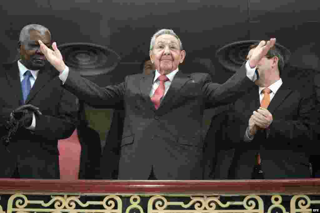 Raúl Castro (c), saluda a su llegada al discurso de el presidente de Estados Unidos Barack Obama hoy, martes 22 de marzo de 2016, en el Gran Teatro de La Habana, Cuba