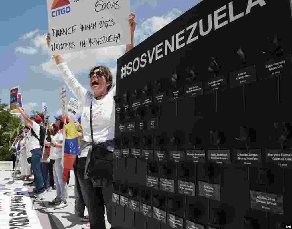 Manifestantes del grupo "Venezolanos en el Exterior" protestan en frente a la sede de la Organización de los Estados Americanos.