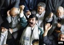 Ciudadanos iraníes gritan consignas contra Estados Unidos al finalizar la oración del viernes en Teherán (Irán),
