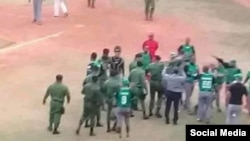 La Brigada Especial del Ministerio del Interior (MININT) interviene al caldearse los ánimos tras la suspensión del juego el miércoles en el estadio de Santiago de Cuba, en una foto tomada de redes sociaeles.