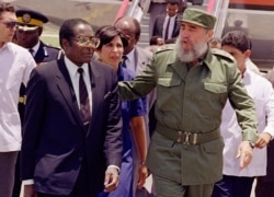 Fidel Castro y Robert Mugabe, en junio de 1992, en La Habana.