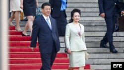El presidente chino, Xi Jinping (c), y su esposa Peng Liyuan. 