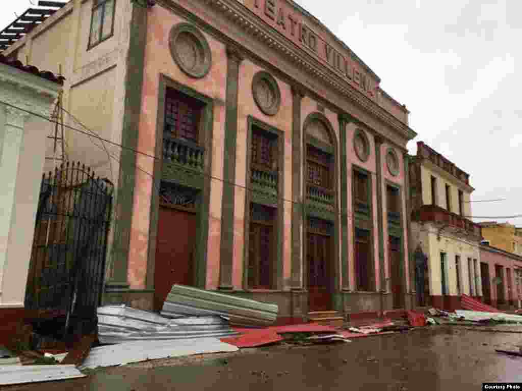 El techo del teatro Villena y otras casas a su alrededor sufrieron graves daños por el paso de Irma por Remedios, Villa Clara. Foto cortesía de H. Vela WPLG-TV.