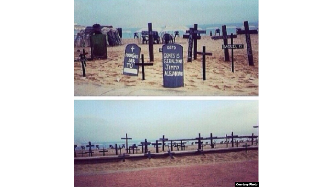 Los estudiantes levantaron "tumbas" en la playa Lido Lechería, porque rechazan cambiar la calle por vacaciones. Foto cortesía de Gisela Parra.