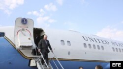 El secretario de Estado de EEUU, Rex Tillerson (i), llega al Aeropuerto Internacional de Moscú-Vnúkovo, en la estela de una represalia estadounidense contra el régimen sirio de Bashar al Assad, apoyado por Rusia.