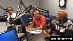 De derecha a izquierda, Guillermo Fariñas, y los periodistas Tomás Cardoso y Omar López, en el programa Cuba al Día de Radio Martí.