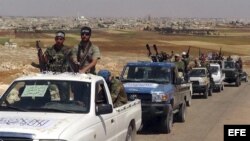 Rebeldes del Ejército Libre Sirio (ELS) patrullan cerca de Alepo, Siria, el 22 de julio del 2012. EFE/Abdurrarhman