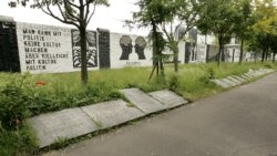 Dama de Blanco visita el Museo del Muro de Berlín