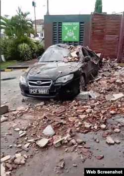 Auto dañado por el sismo este martes en Trinidad Tobago