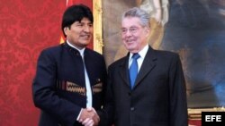 El presidente austriaco Heinz Fischer (d) recibe al presidente boliviano Evo Morales (i) a su llegada a la residencia presidencial en Viena, Austria, el lunes, 12 de marzo de 2012.